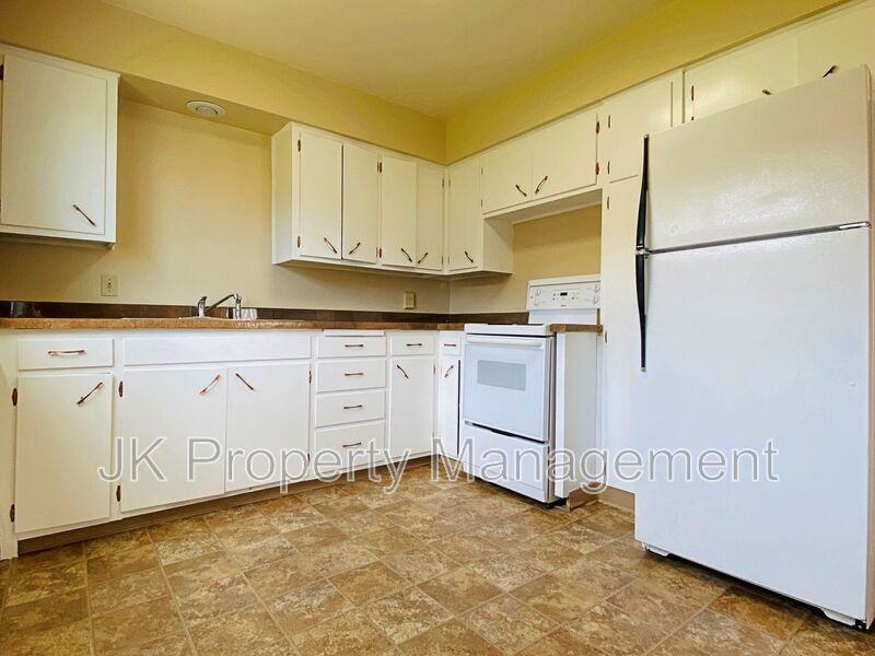 2100 4th St Ne #2 - Photo 4 of 11