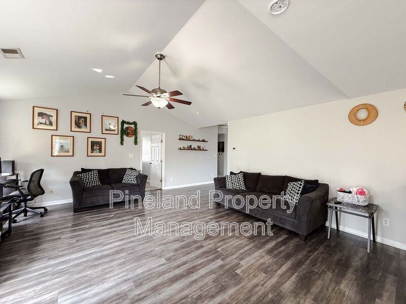 1445 Kershaw Loop - Photo 2 of 17