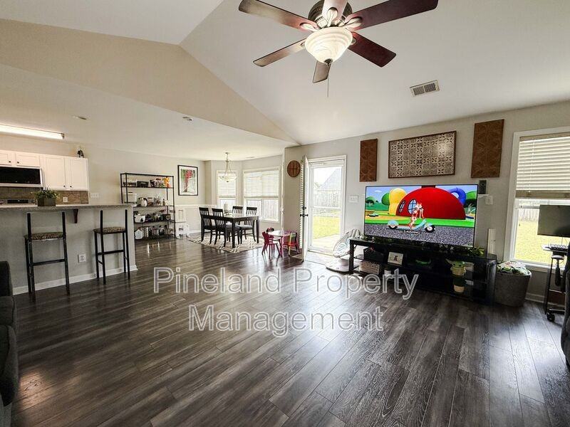 1445 Kershaw Loop - Photo 3 of 17