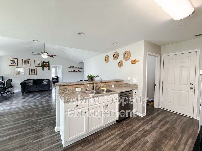 1445 Kershaw Loop - Photo 5 of 17