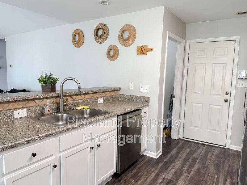 1445 Kershaw Loop - Photo 6 of 17