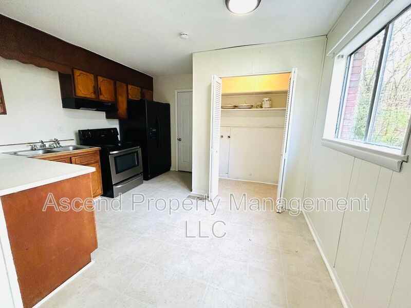 4606 Norcross Rd #B - Photo 5 of 9