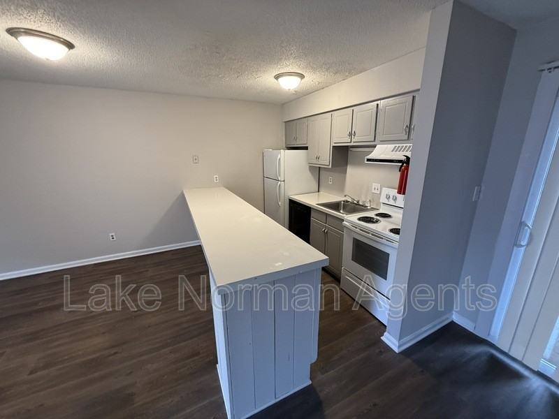 381 20th Ave Ne - Photo 3 of 8