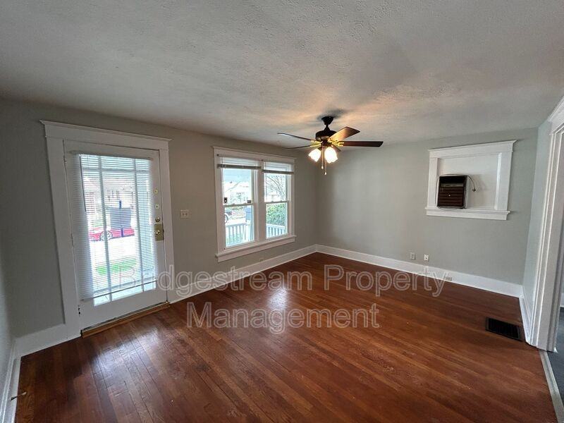 2327 Eastview Ave - Photo 5 of 16