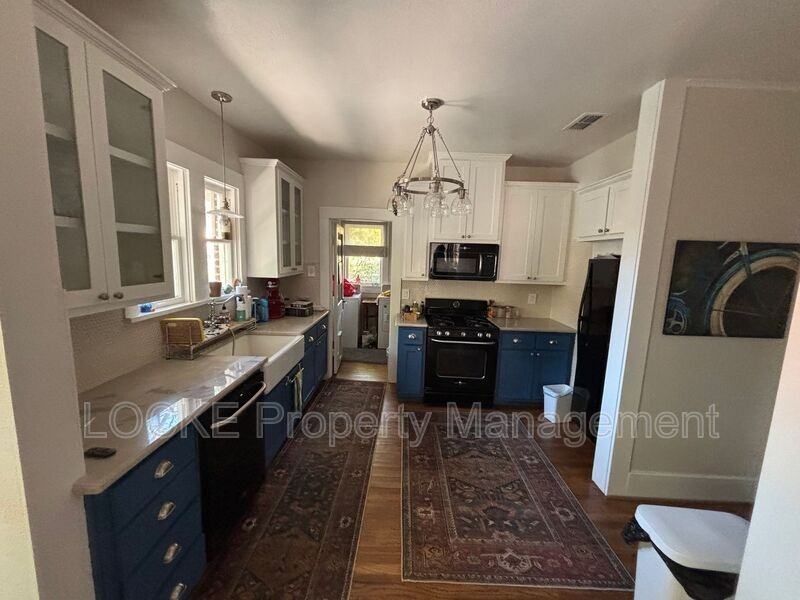 2615 Cockrell Ave - Photo 2 of 10