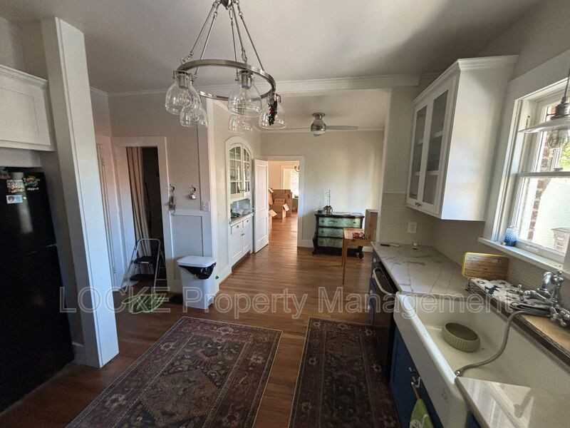 2615 Cockrell Ave - Photo 3 of 10