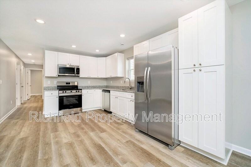 2340 Columbia Ave - Photo 4 of 33