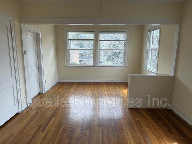 707 E Unaka Ave #4 - Photo 4 of 18