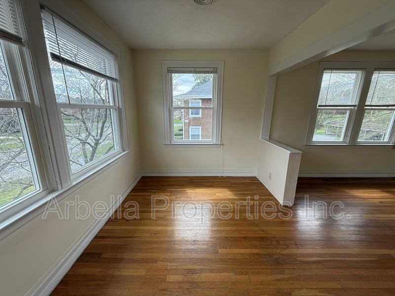 707 E Unaka Ave #4 - Photo 5 of 18