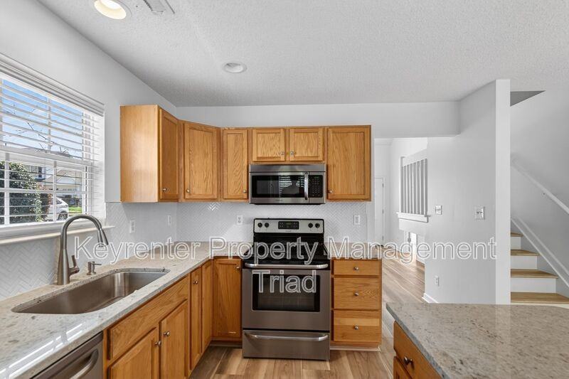 138 Tannenbaum Cir - Photo 3 of 38