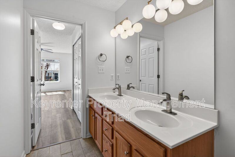 138 Tannenbaum Cir - Photo 5 of 38