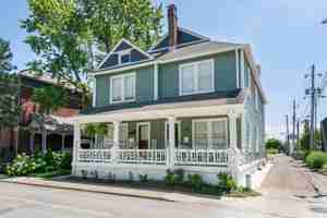 featured image of 613 E New York St