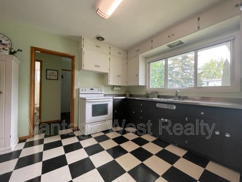 841 Saucier Ave - Photo 2 of 13