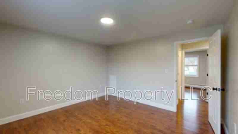 569 Center St #7 - Photo 5 of 17