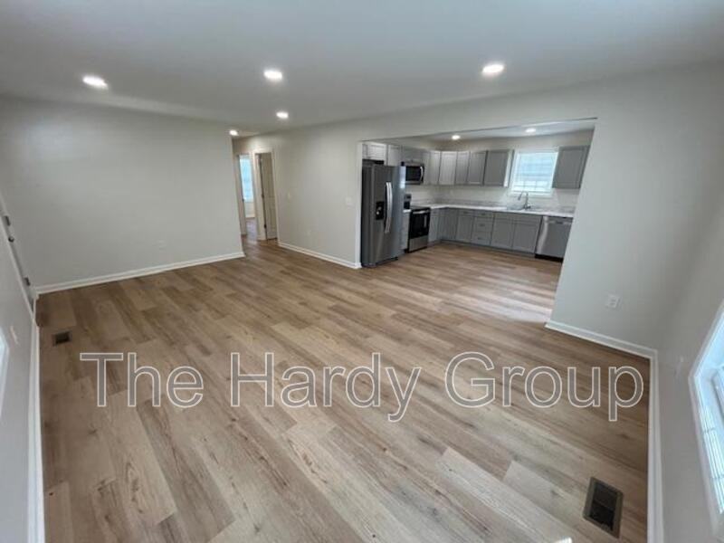 203 Floyd St - Photo 7 of 15