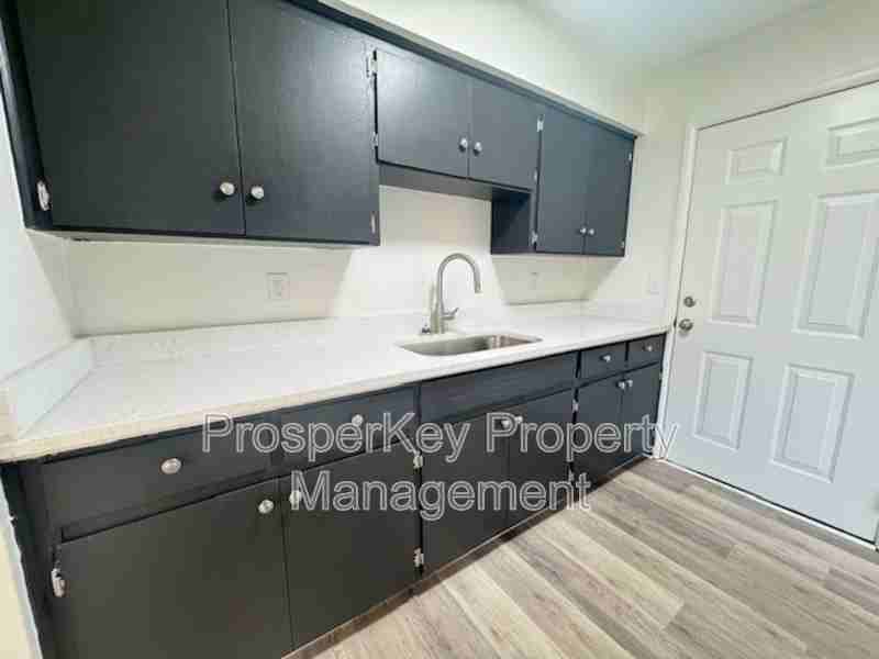 4794 Gardiner Dr - Photo 6 of 13