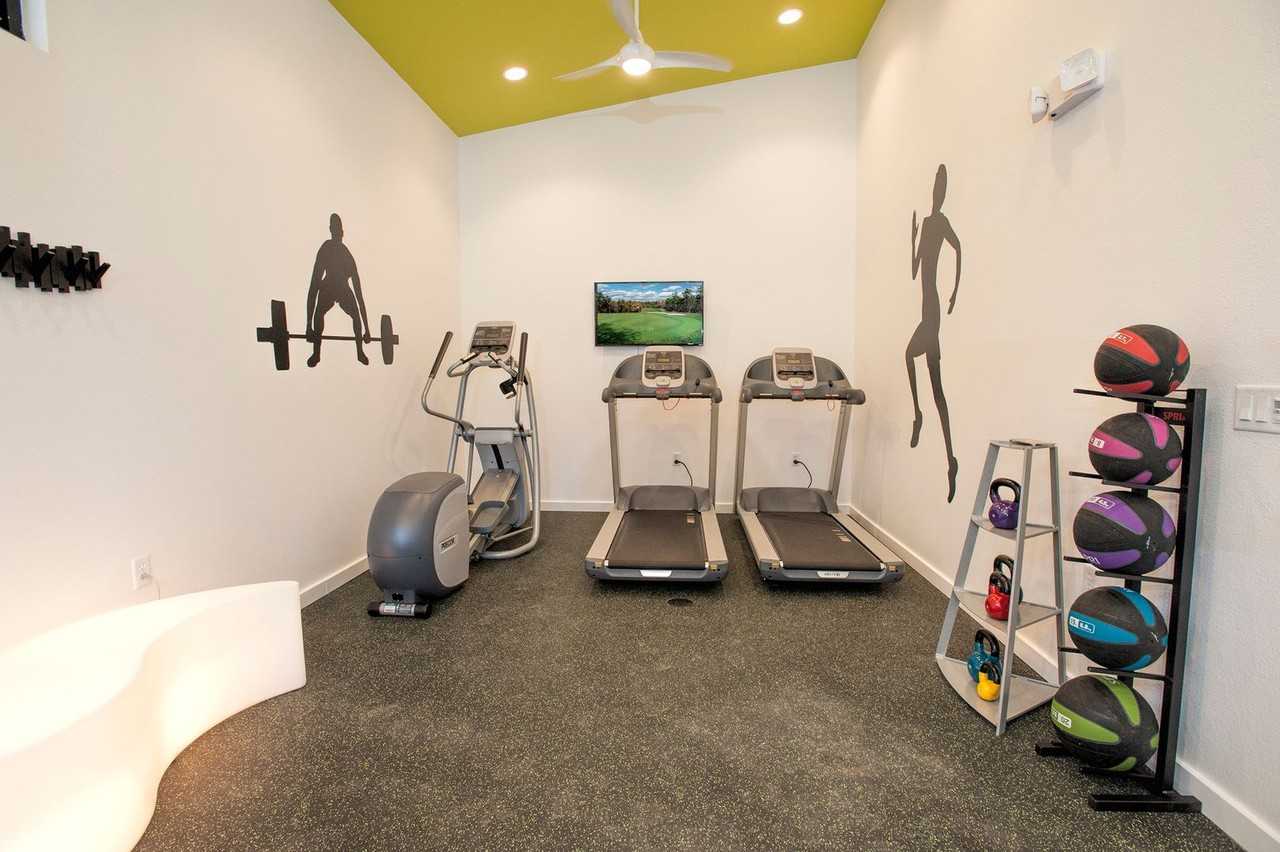 1255 University Avenue - Photo 4 of 36