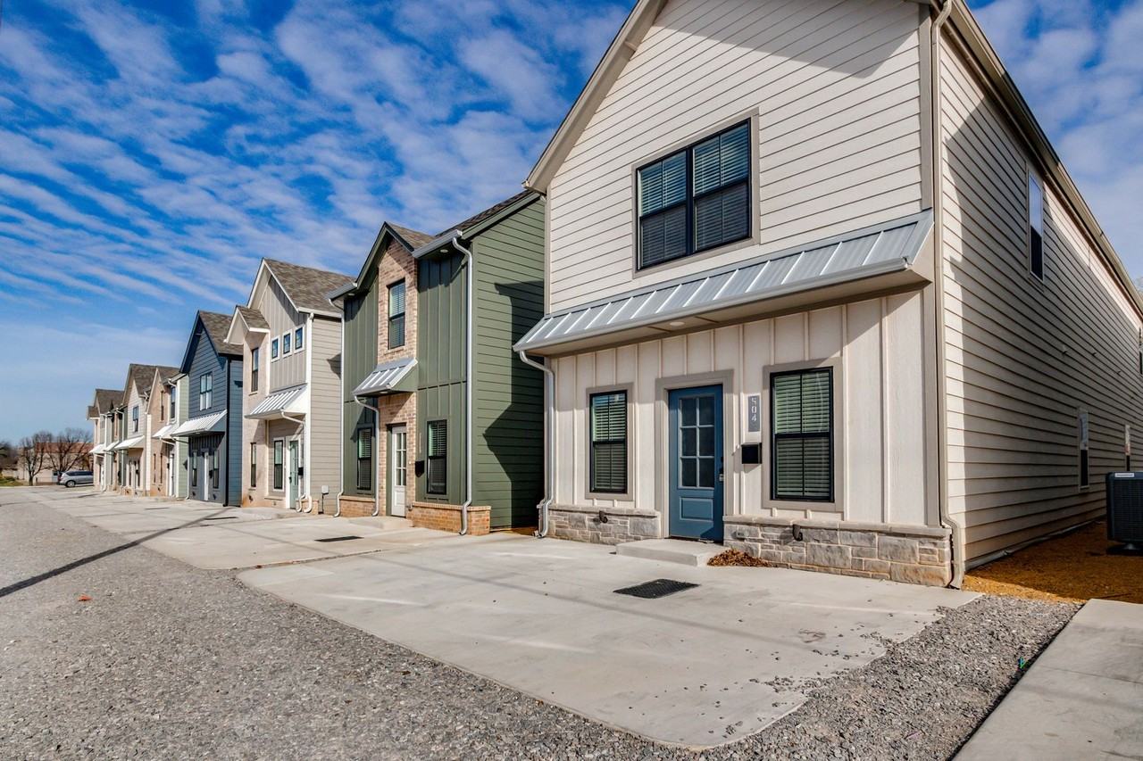 604 W 2nd St #110 - Photo 5 of 36