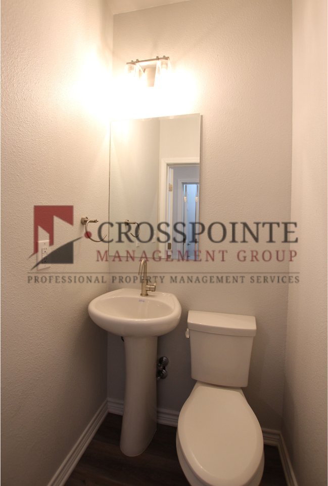 1927 Lindbergh St #301 - Photo 5 of 32