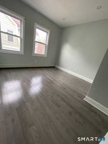 176 Pearl St - Photo 4 of 7