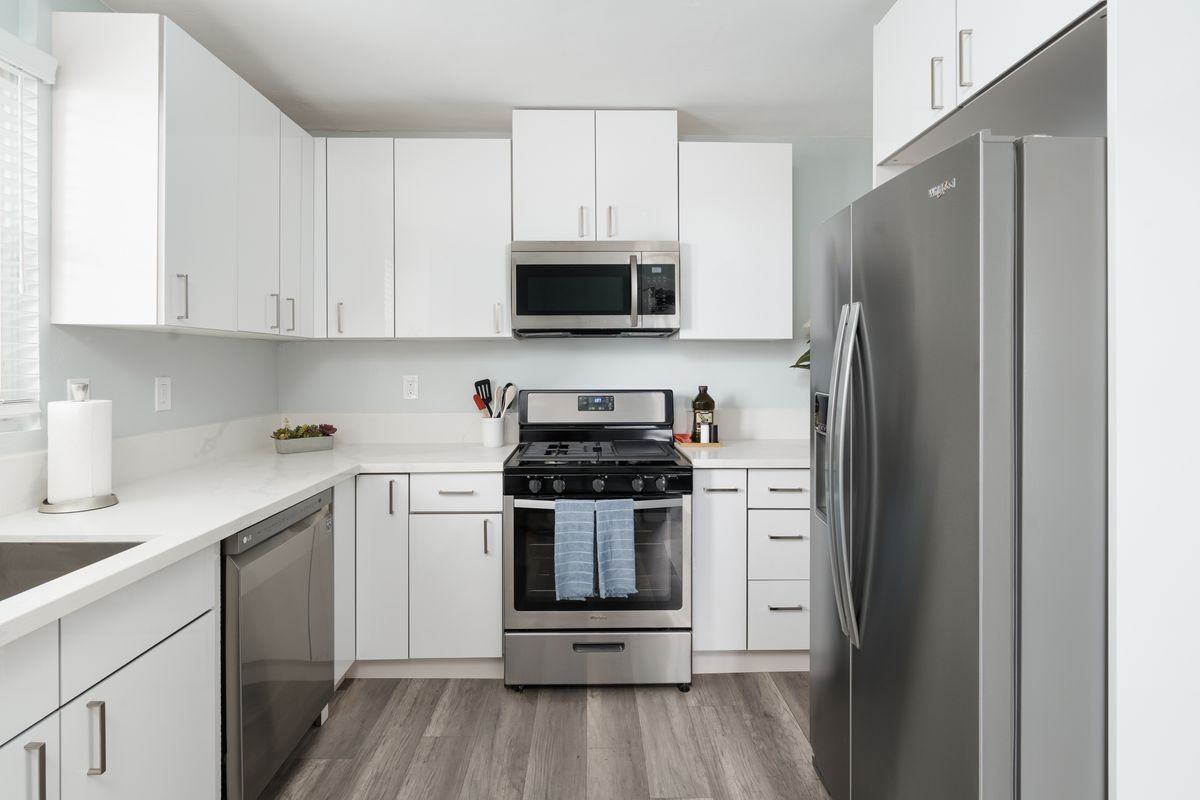 2454 Union St - Photo 3 of 17