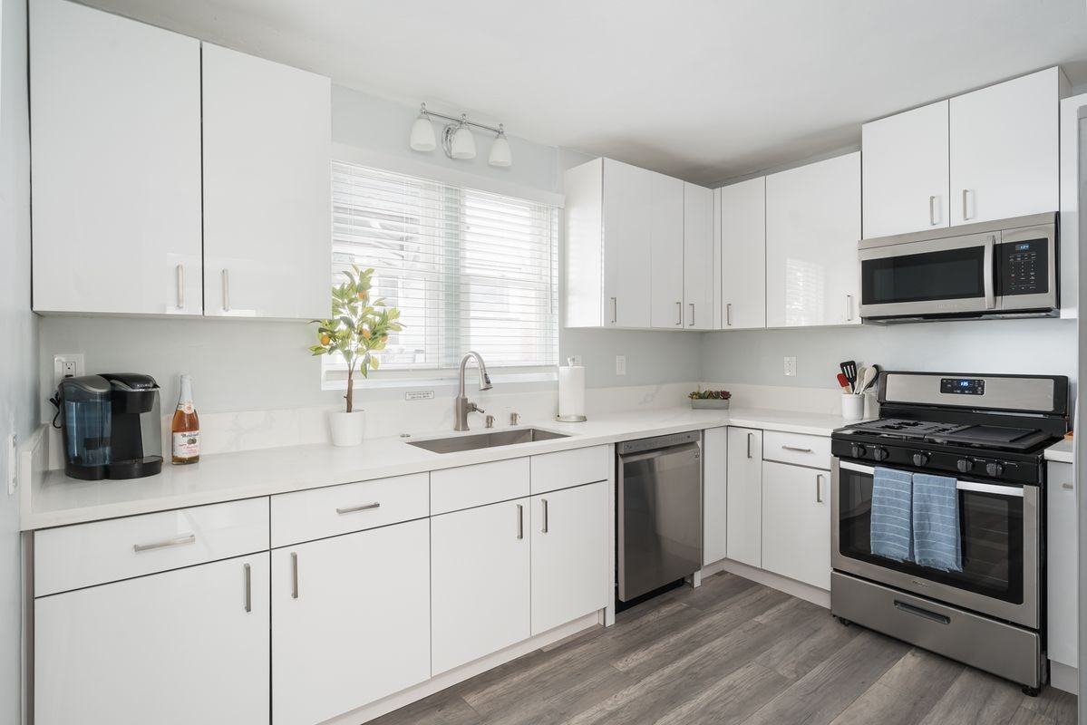 2454 Union St - Photo 4 of 17