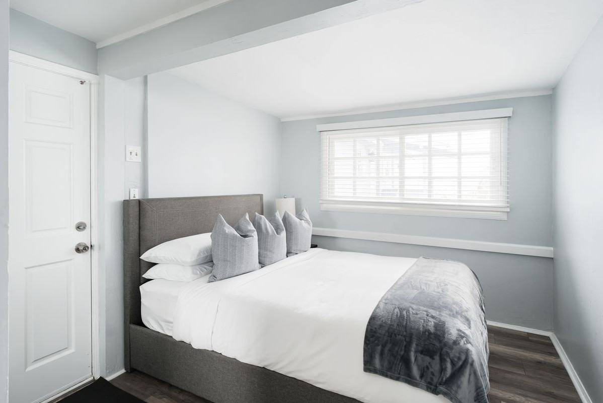 2454 Union St - Photo 5 of 17