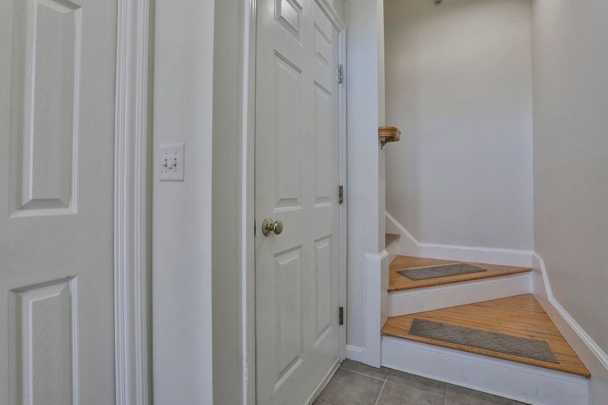 92 Barrington Ave - Photo 4 of 38