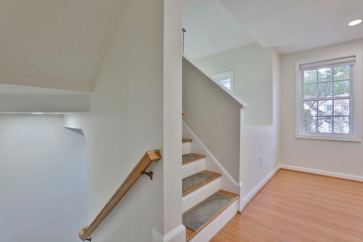 92 Barrington Ave - Photo 5 of 38