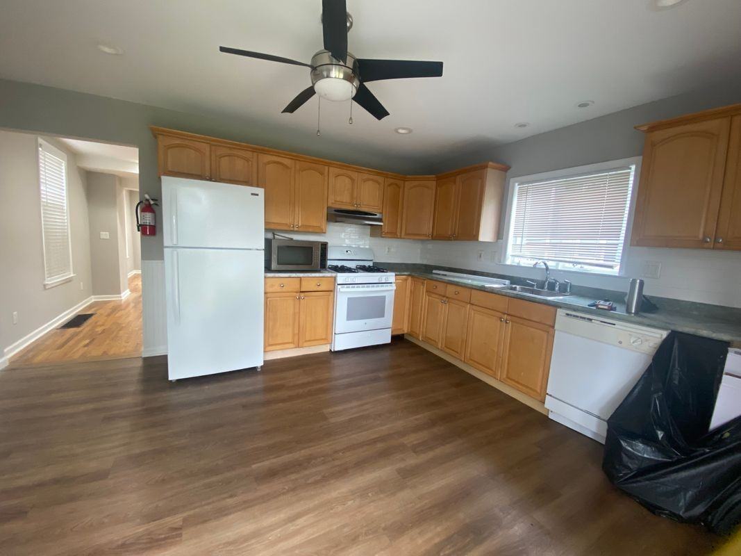 563 Winter St - Photo 3 of 7