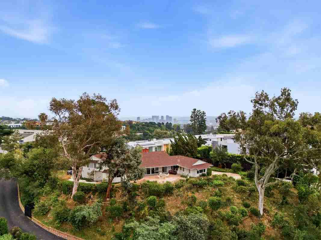 935 Linda Flora Dr