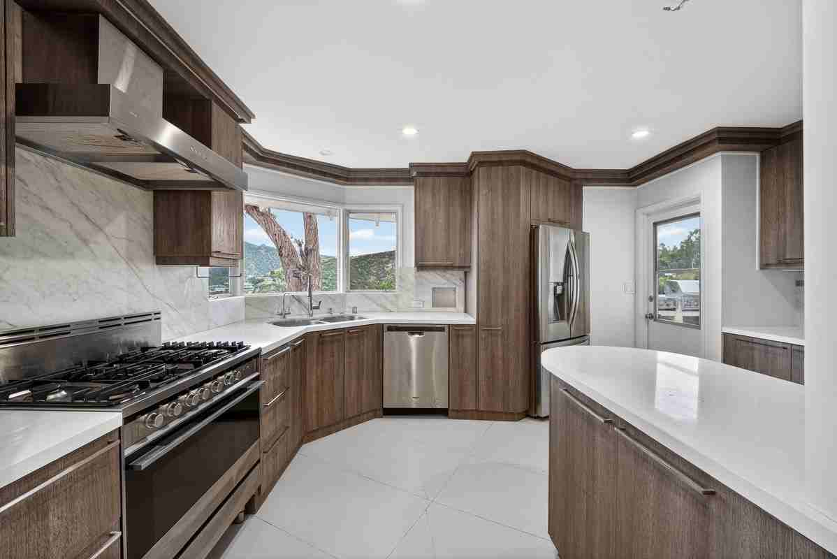 935 Linda Flora Dr - Photo 4 of 8