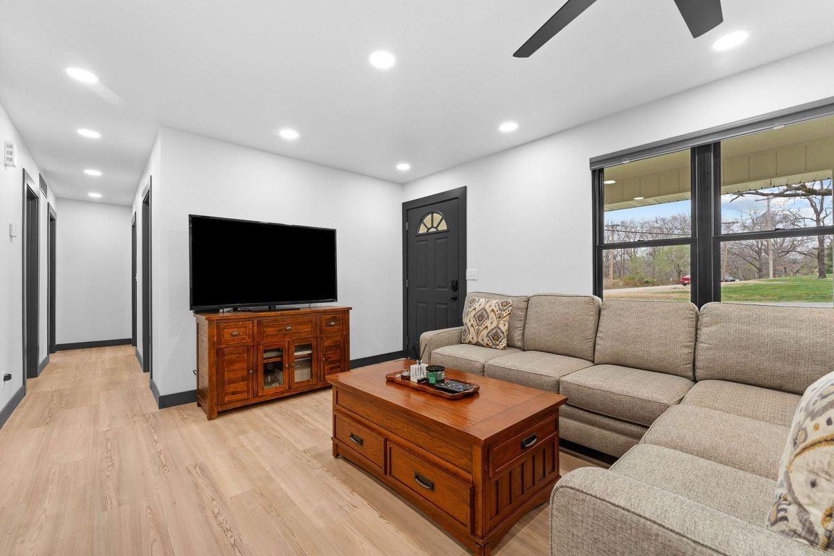 118 Combs Dr - Photo 4 of 48