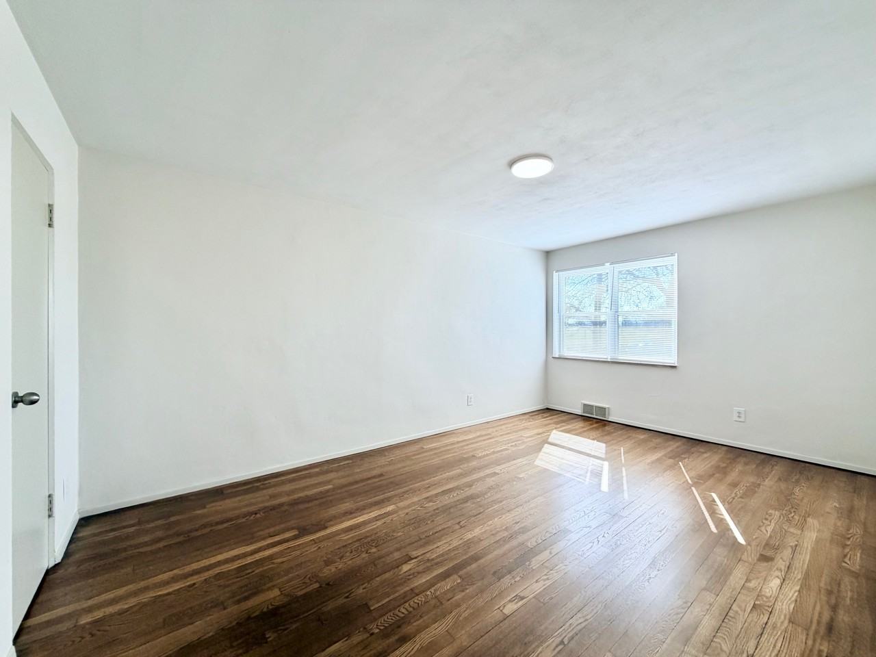 7180 Jamieson Avenue #1E - Photo 7 of 12