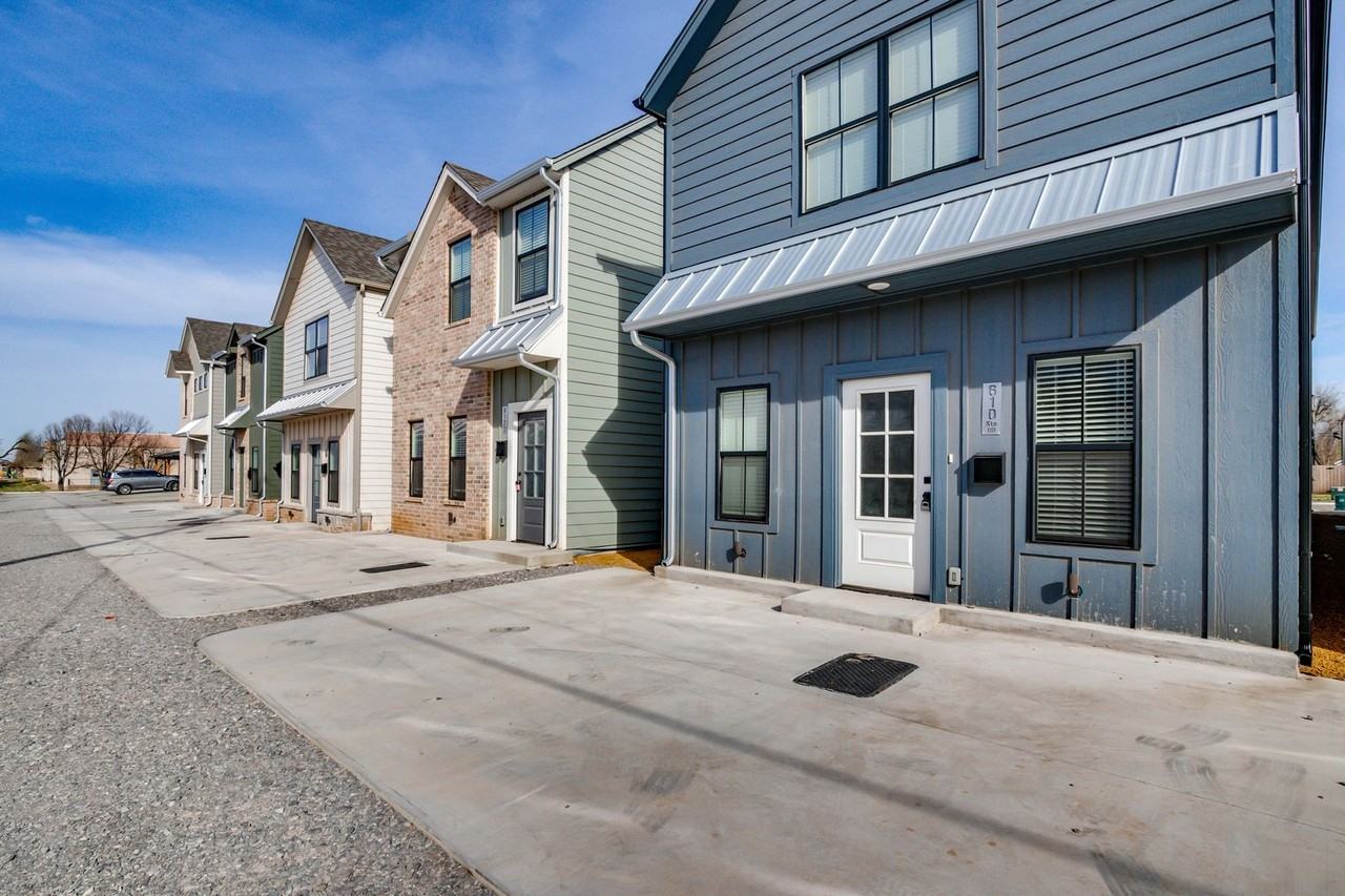 610 W 2nd St #110 - Photo 4 of 36