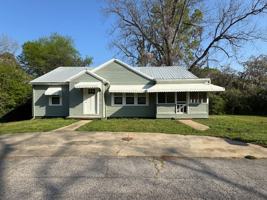 featured image of 505 E 5th St