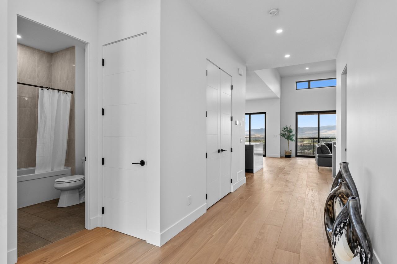 1042 Emslie Street - Photo 6 of 42