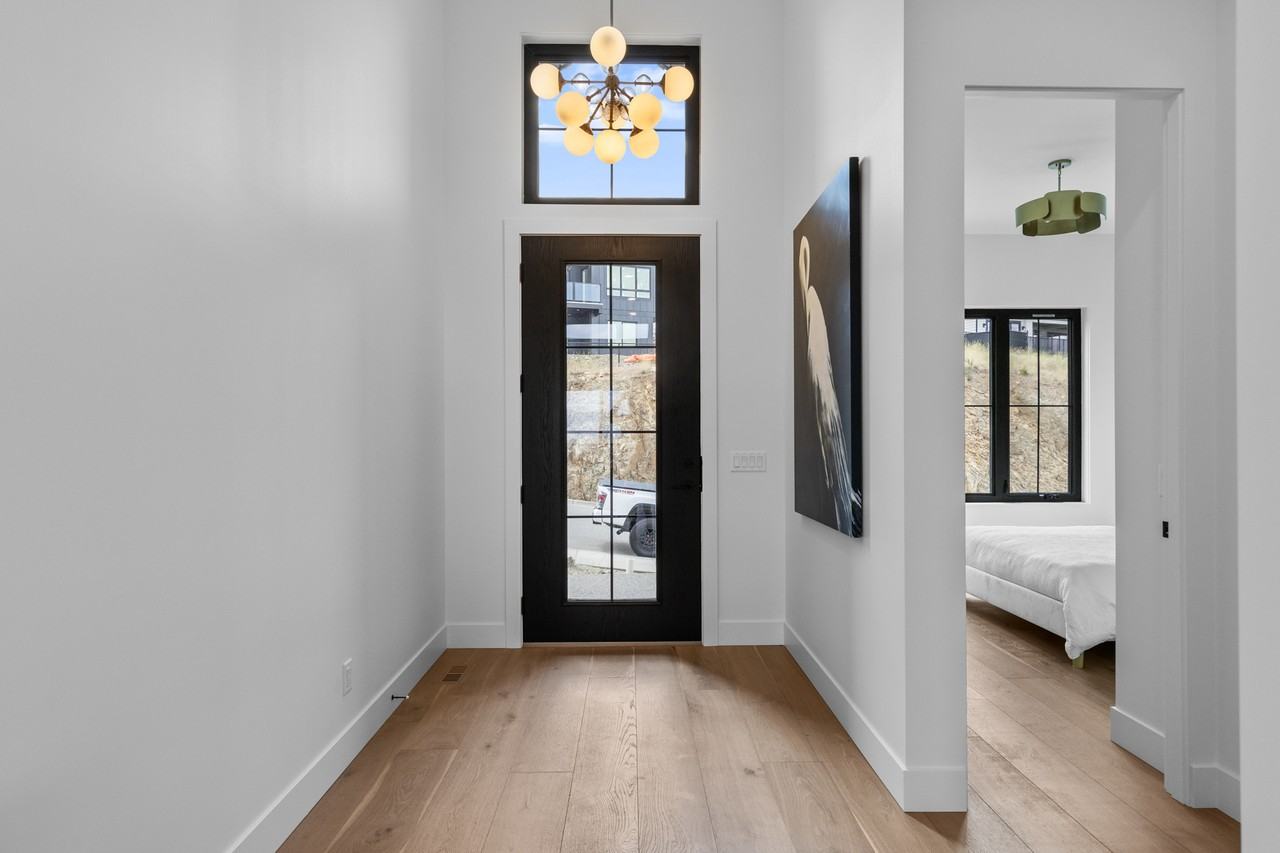 1042 Emslie Street - Photo 4 of 42