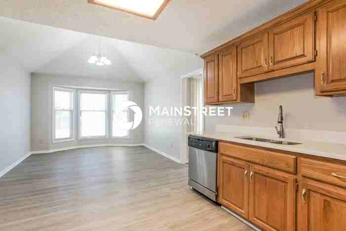 613 Se Ashton Dr - Photo 6 of 17