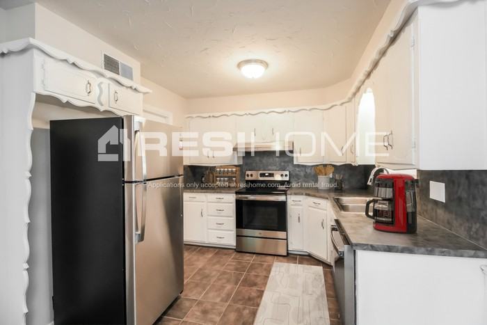 4721 Leslie Dr - Photo 2 of 18