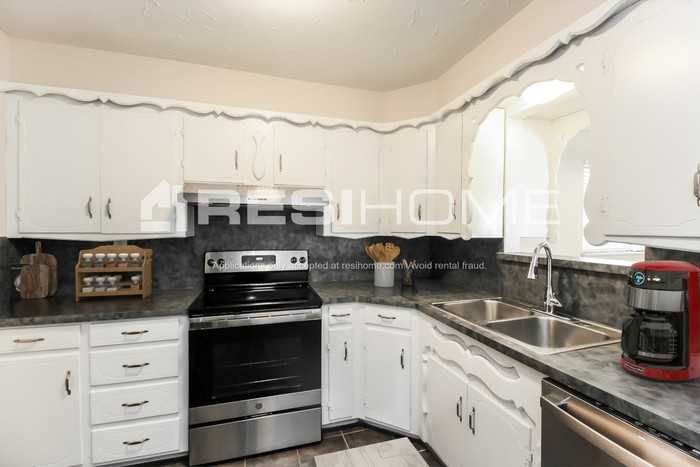 4721 Leslie Dr - Photo 3 of 18