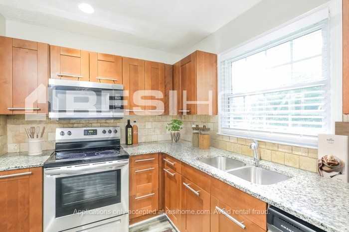 1996 Ocee Dr - Photo 3 of 19