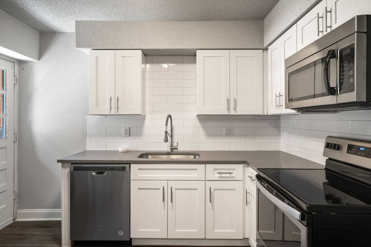 Pendleton Heights Apartments - Photo 4 of 22