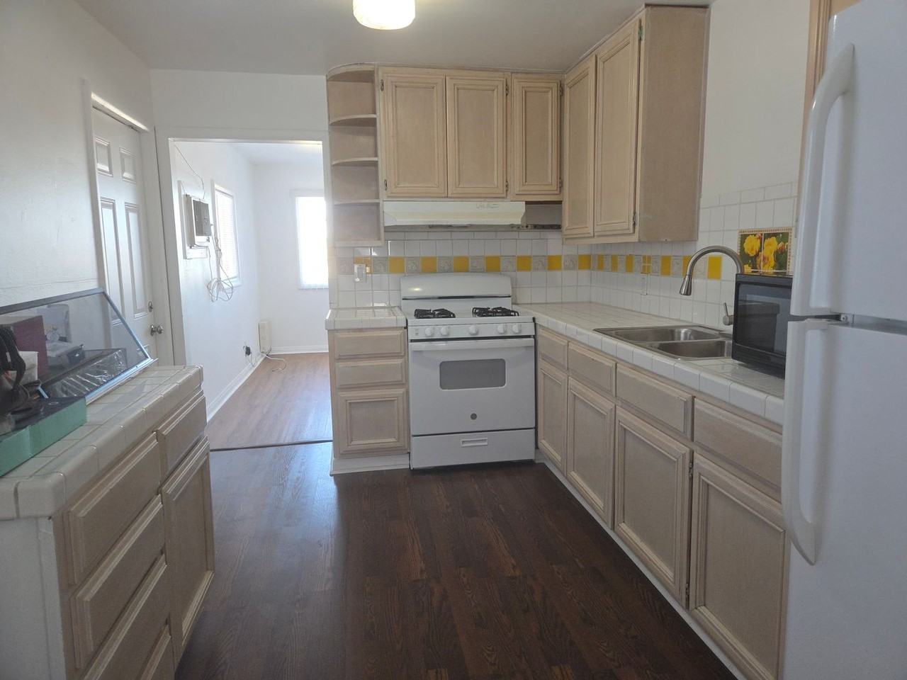 6535 Bullion Ave - Photo 3 of 39