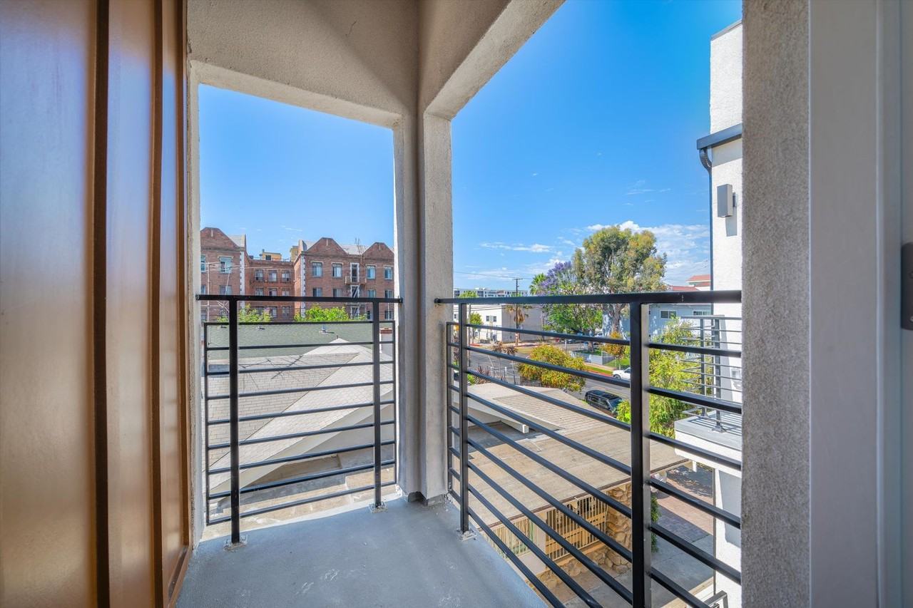 926 S Harvard Blvd - Photo 4 of 41