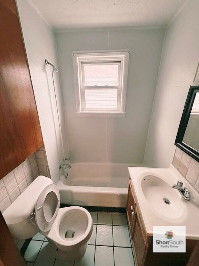 1450 Barclay St #1 - Photo 5 of 8