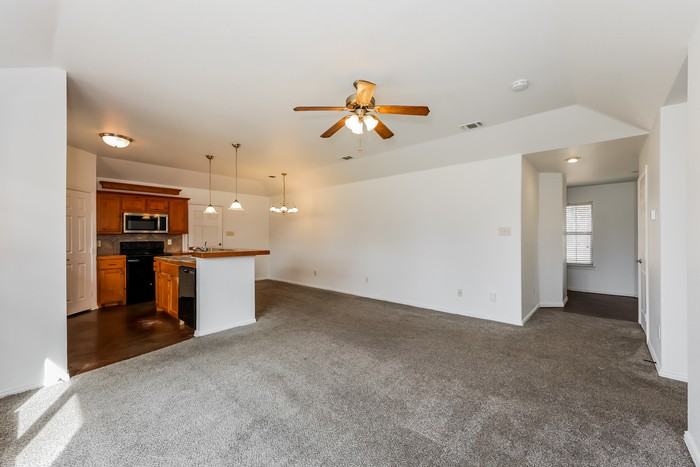 413 Maplewood St - Photo 3 of 19