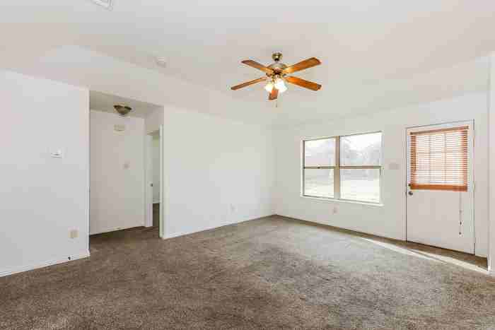 413 Maplewood St - Photo 4 of 19