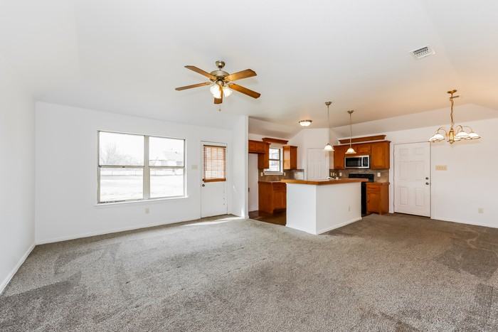 413 Maplewood St - Photo 5 of 19