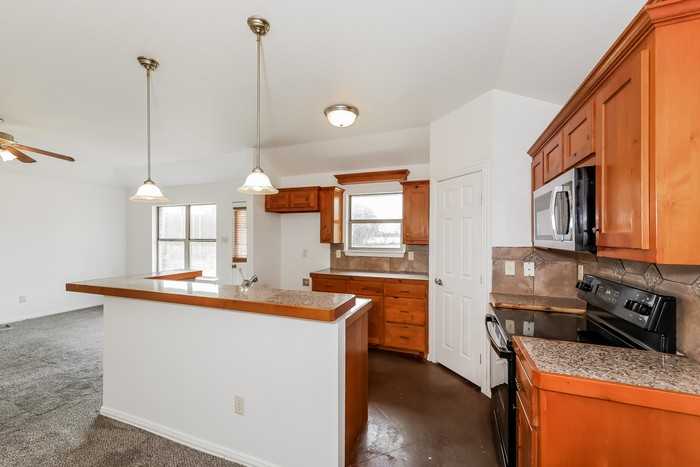 413 Maplewood St - Photo 6 of 19